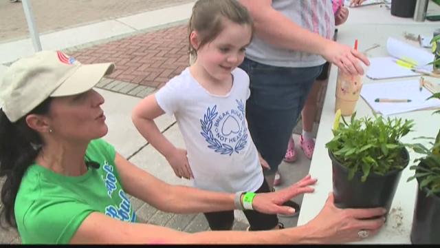 Free fruit trees, shrubs handed out to Norfolk residents on Earth Day